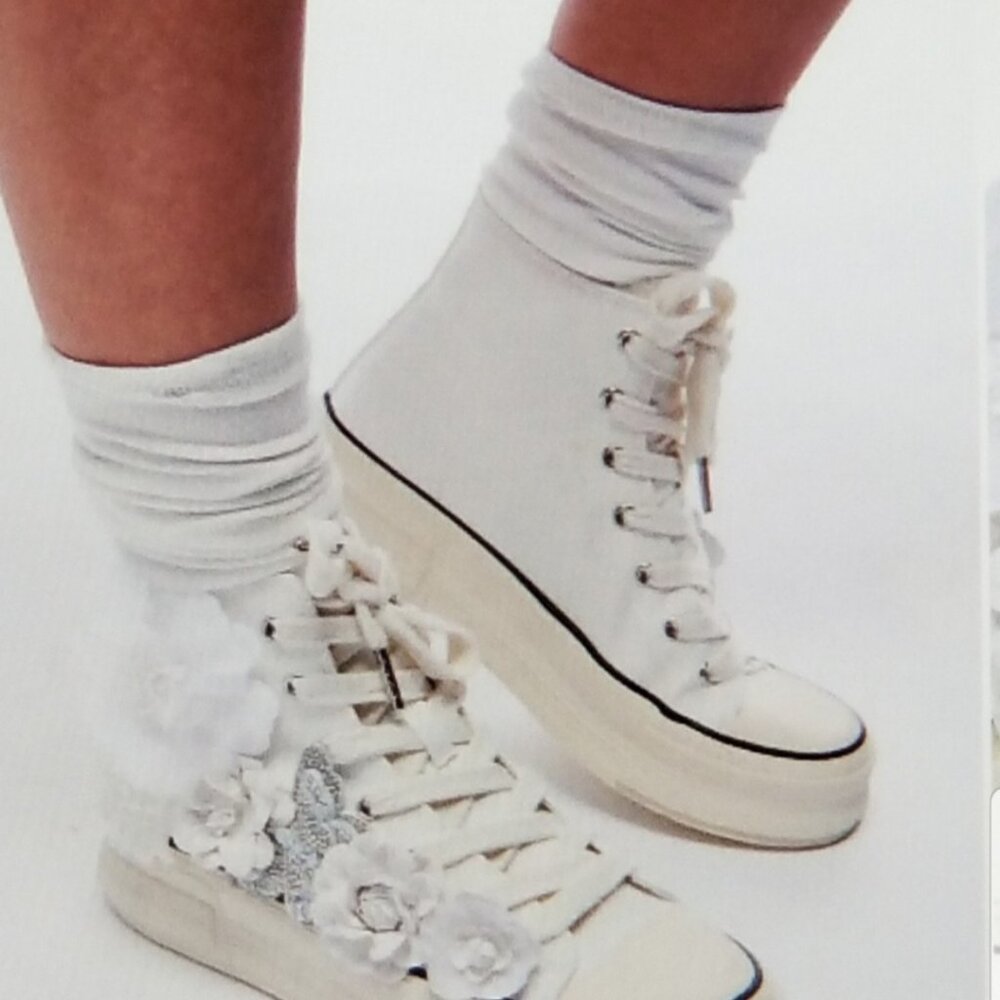 Azalea Wang 3D Floral High Top Ivory Sneaker w/ Box Size 6 - NEW